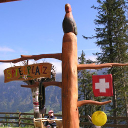 Spielplatzschild-Auf-der-Alp