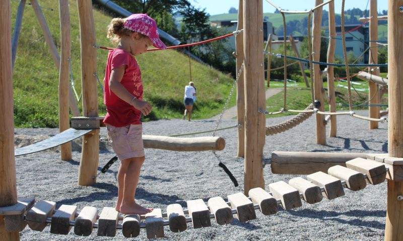 Pädagogisch wertvolle Spielanlage mit Balancierbrücke